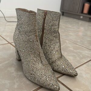 Low-cut shimmery boots